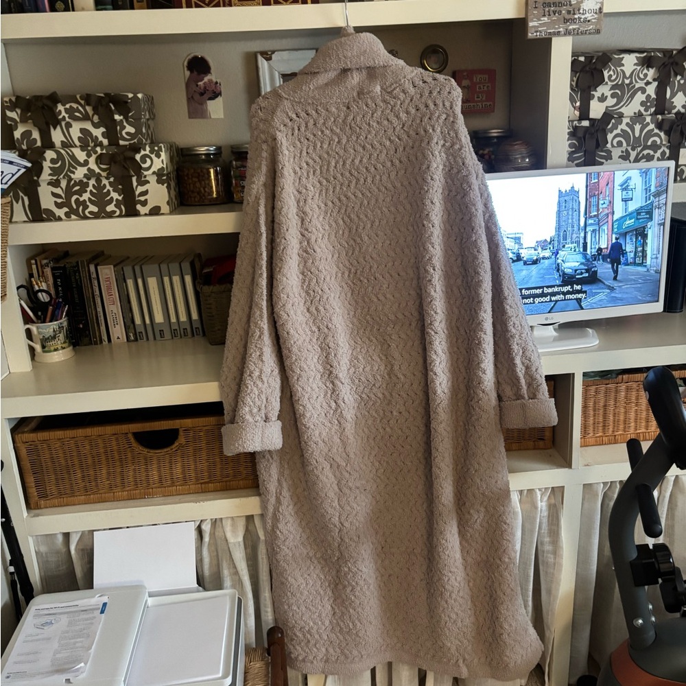 Elegant Beige Robe - Picture 2 of 3
